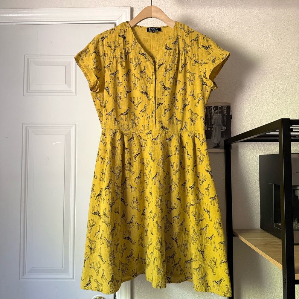 DOLLZ & DAMES yellow giraffe animal print button up short sleeve‎ mini dress